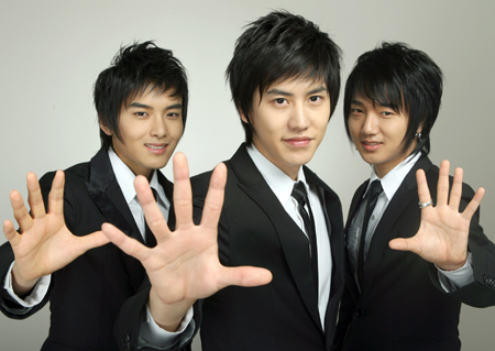 Super Junior KRY (Dari kiri: Ryeowook, Kyuhyun, Yesung)