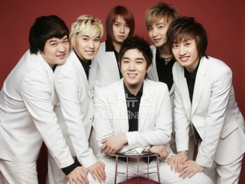 Super Junior Trot (Dari kiri: shindong, sungmin, heechul, kangin, leeteuk, eunhyuk)