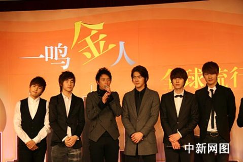 Super Junior M (dari kiri: Ryeowook, henry lau, Han geng, siwon, kyuhyun, zhou mi)